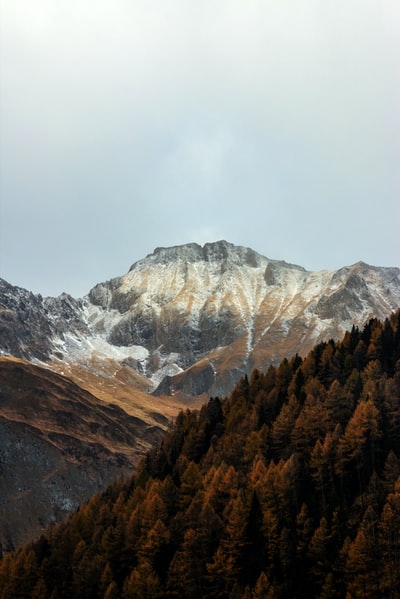 空中射击的山
